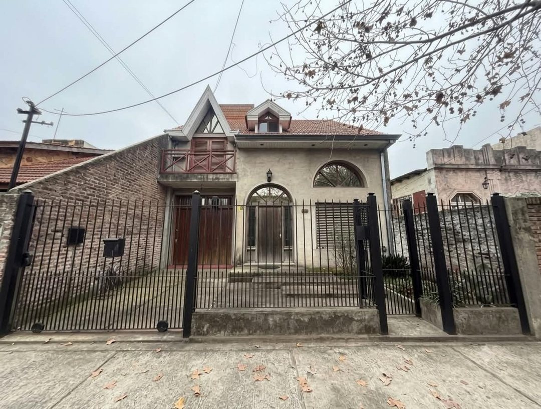 CASA 6 AMB. EN VENTA EN SARANDI CON PATIO Y JARDÍN