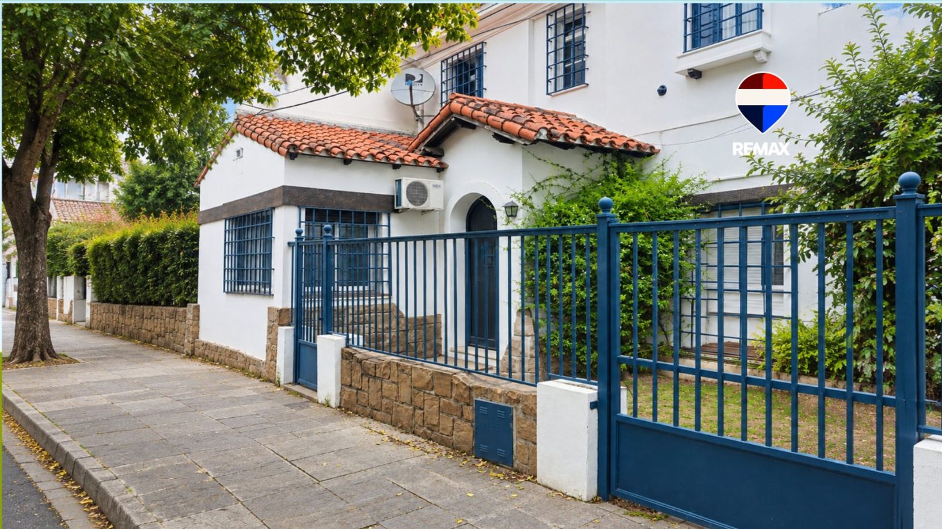 VENTA CASA CON PILETA CENTRO APTA CREDITO - foto 1
