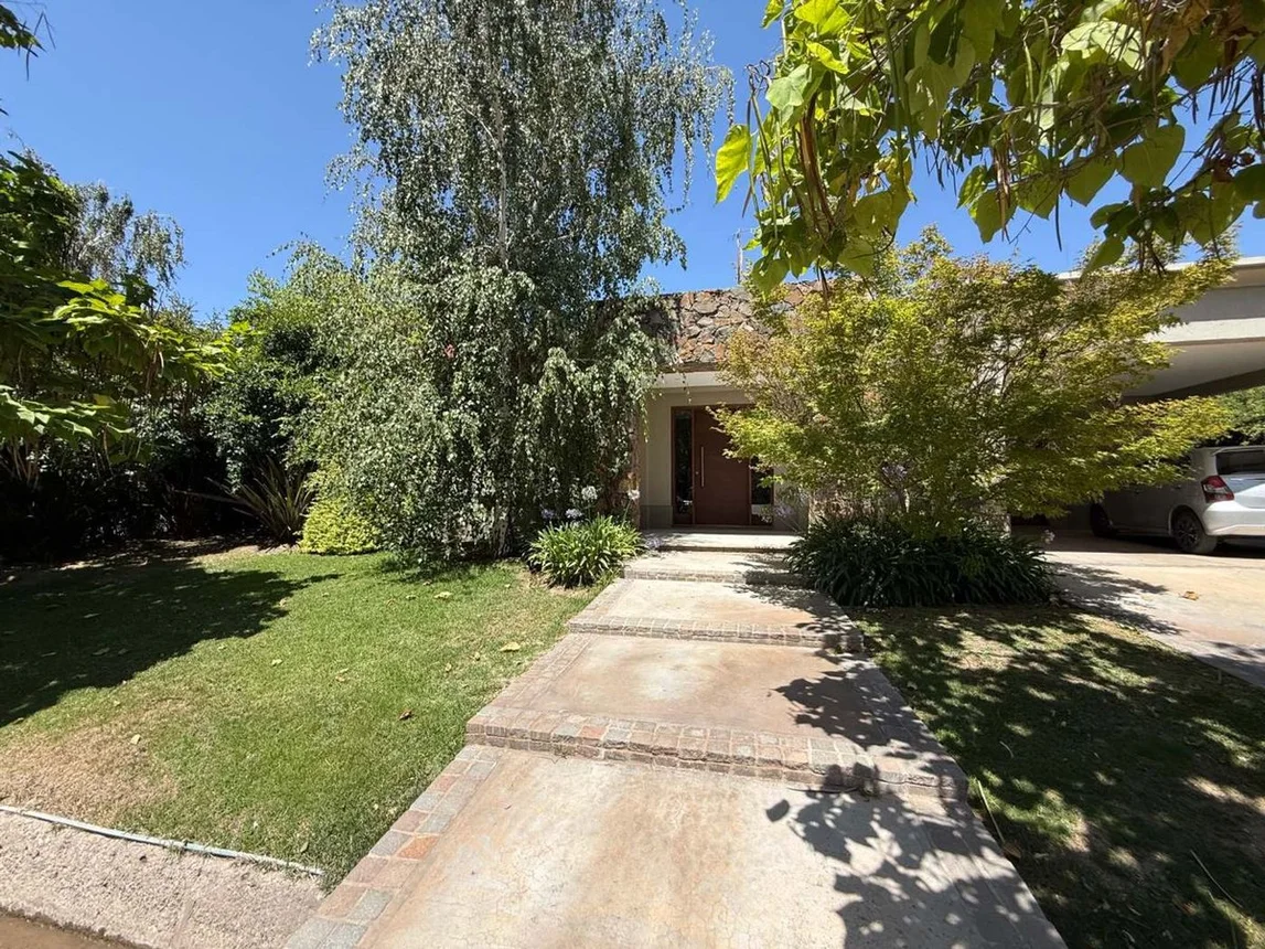 Casa de 3 habitaciones en venta. bº privado luján, foto 1