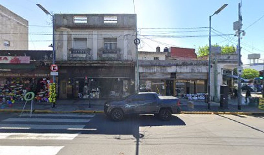 Lote en frente a cementerio de Flores. Oportunidad