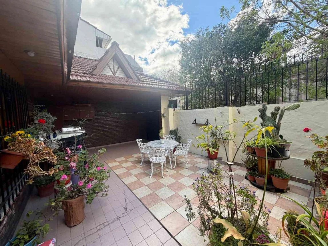 Casa de 4 ambientes en venta en Lomas de Zamora, Monseñor Piaggio 200