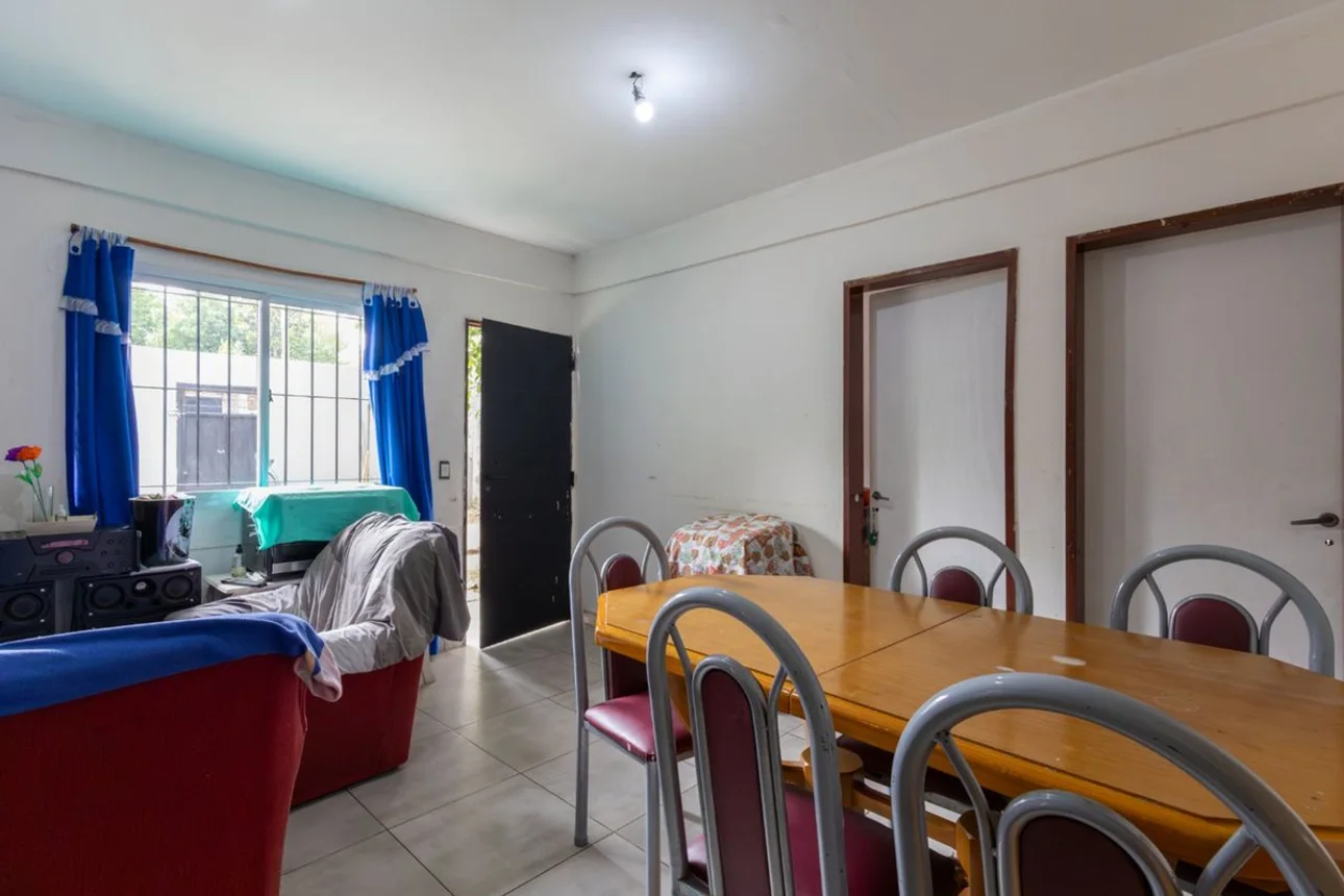 Casa dúplex de 5 ambientes en venta en Isidro Casanova, Peribebuy 5400