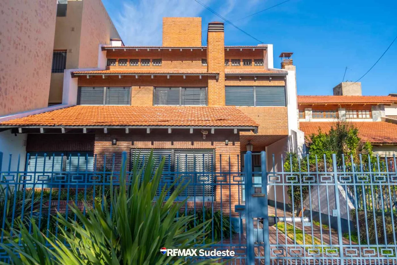 Casa tríplex en venta en Bahía Blanca