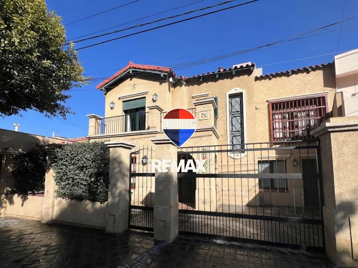 Venta casa zona monumento 4 dormitorios con pileta, foto 1