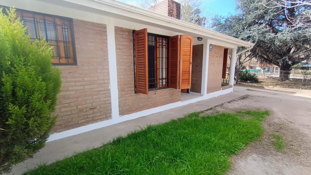 VENTA CASA 3 DORMIS MÁS ESCRITORIO CARLOS PAZ