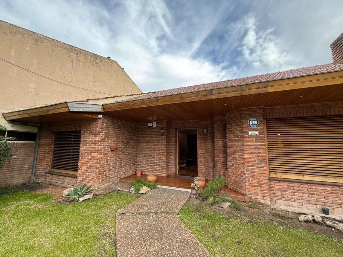 Casa de 6 ambientes en venta en Villa Luzuriaga, Perito Moreno 2300, foto 2