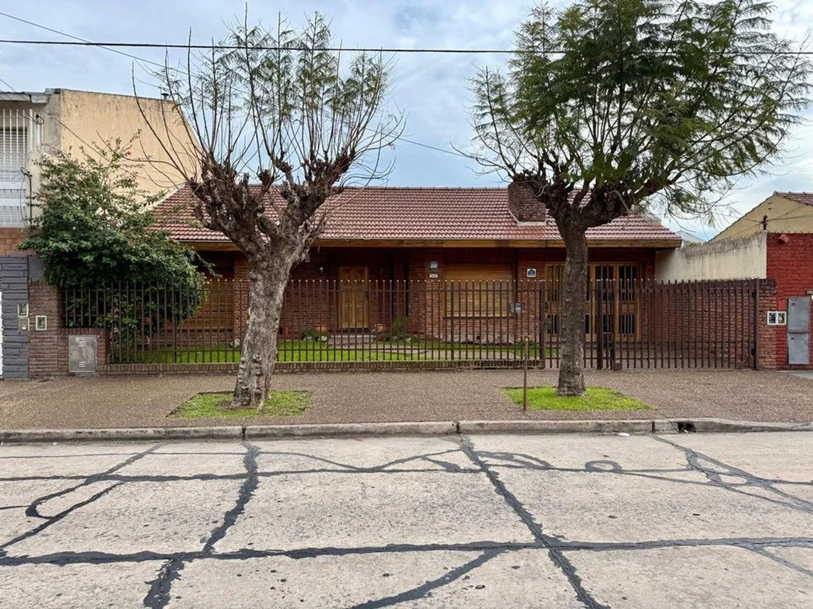 Casa de 6 ambientes en venta en Villa Luzuriaga, Perito Moreno 2300