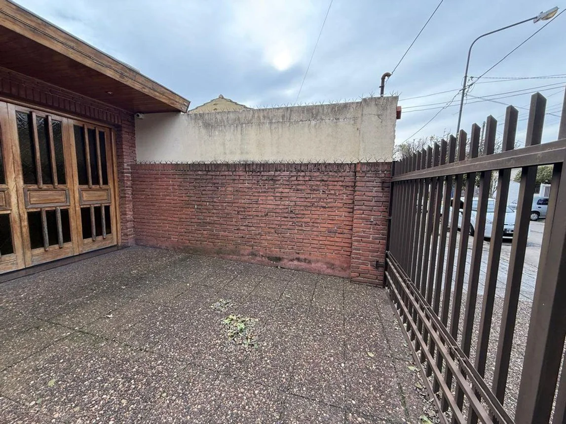 Casa de 6 ambientes en venta en Villa Luzuriaga, Perito Moreno 2300, foto 4