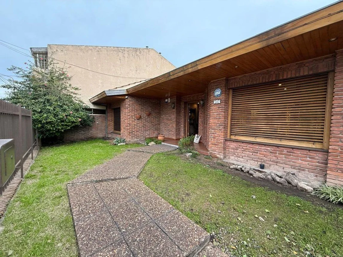 Casa de 6 ambientes en venta en Villa Luzuriaga, Perito Moreno 2300, foto 3
