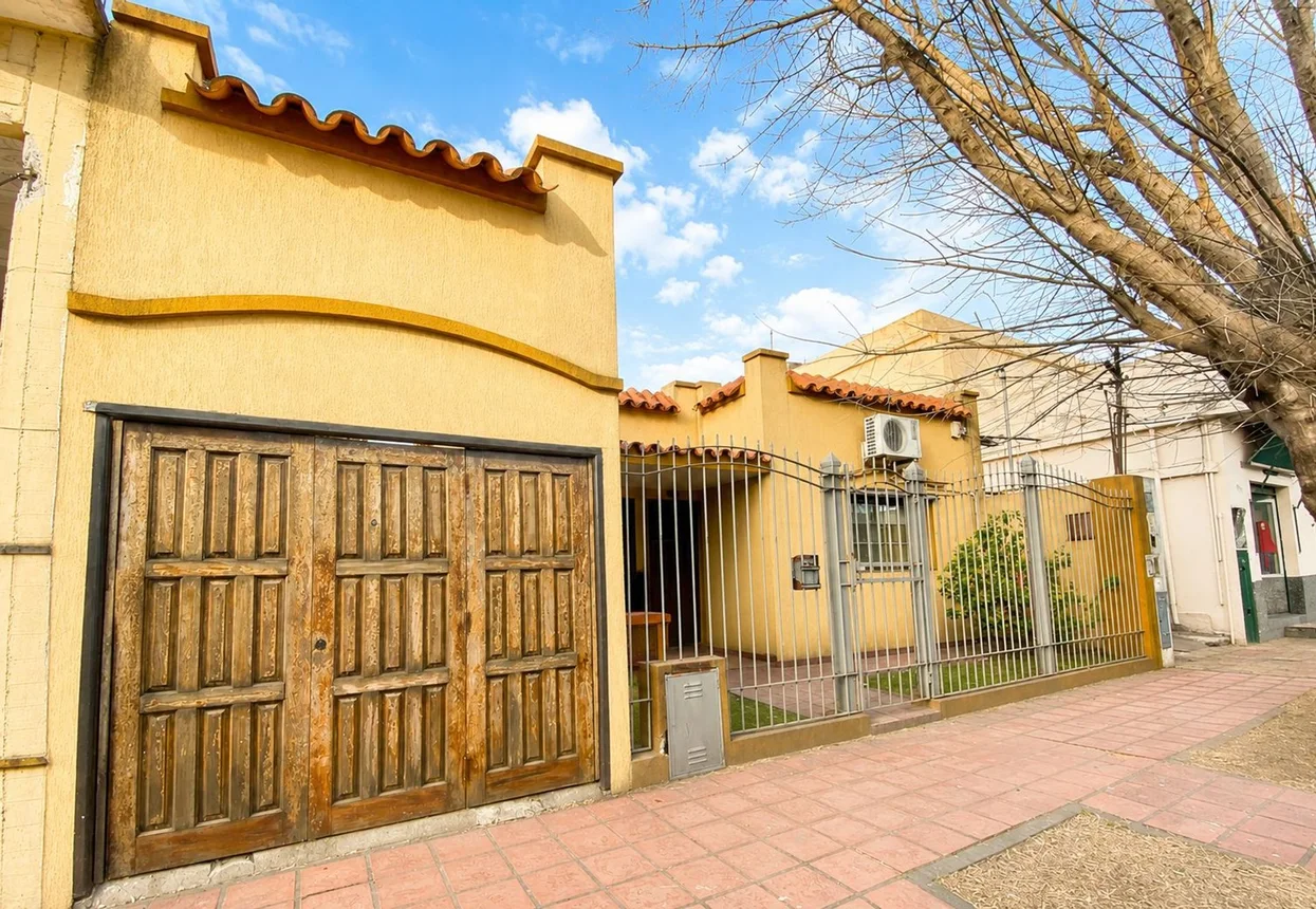 Casa de 3 ambientes en venta en Berazategui, Calle 137 1300