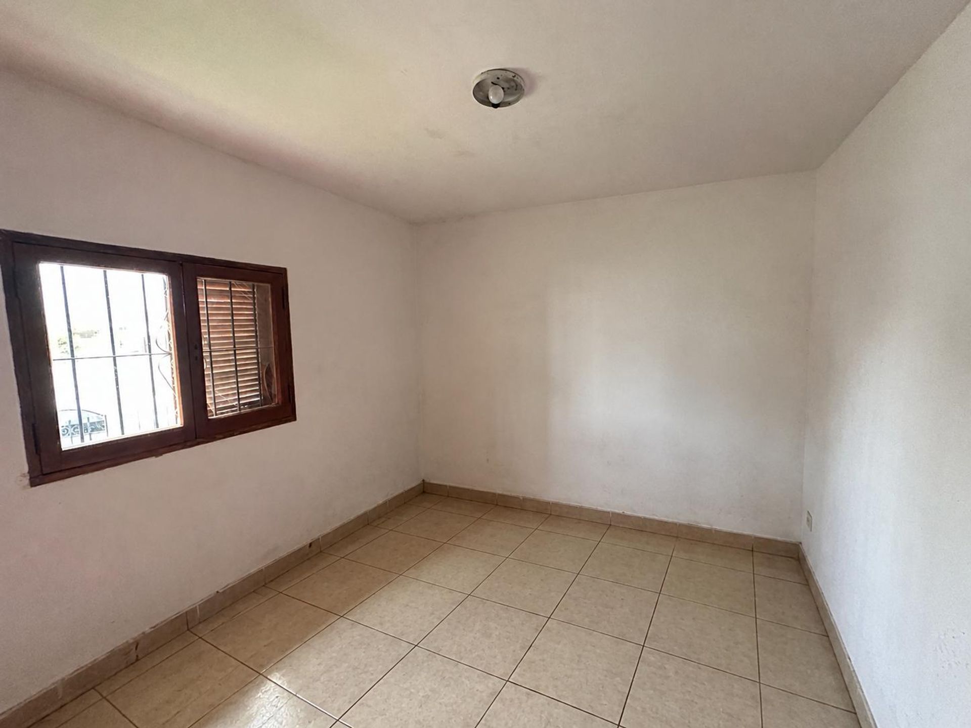 CASA ESQUINA VENTA ZONA SUR IDEAL PARA INVERSION - foto 2