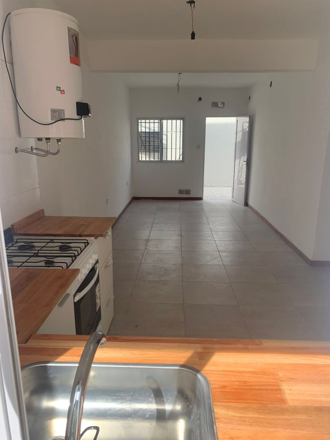 CASA EN VENTA 2 DORMITORIOS CON PATIO  DE PASILLO