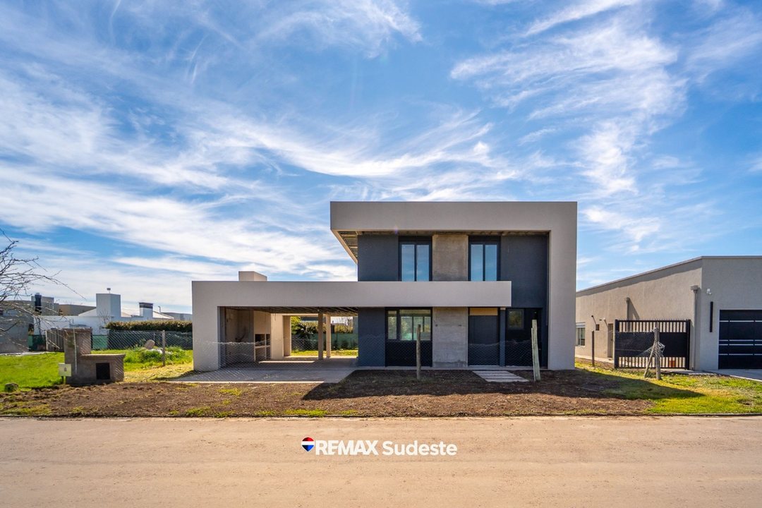 VENTA CASA MODERNA c/ PILETA 3D Bo. La Cañada