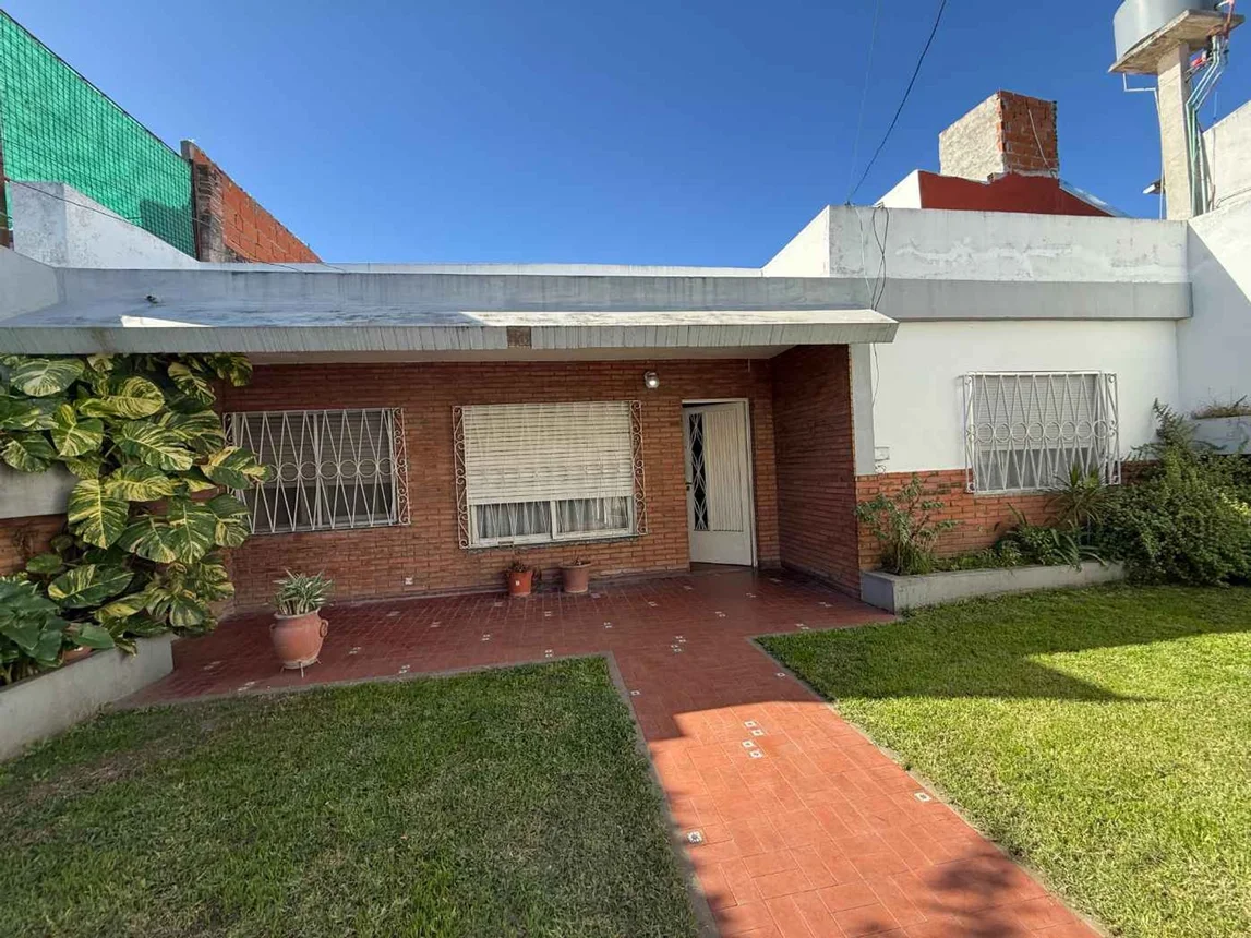 Casa de 4 ambientes en venta en Hurlingham, Andonaegui 900