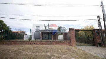 Vende importante casa en Lagomar Sur