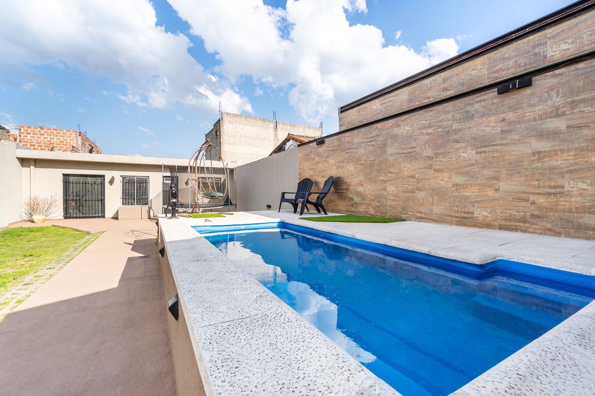 CASA EN VENTA EN BERNAL  PARQUE QUINCHO Y PISCINA