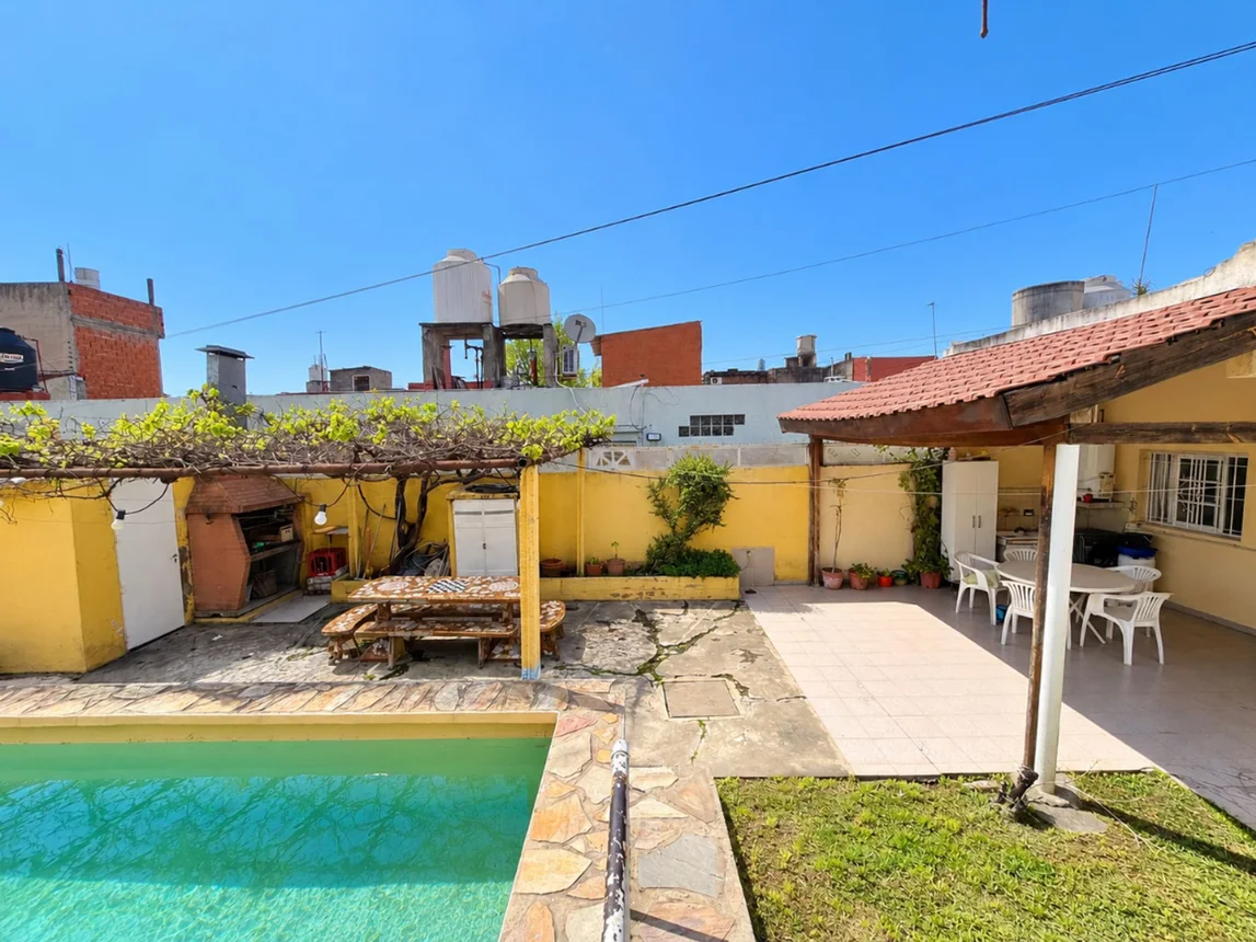 Casa de 3 ambientes en venta en Ramos Mejía, Berón de Astrada 500