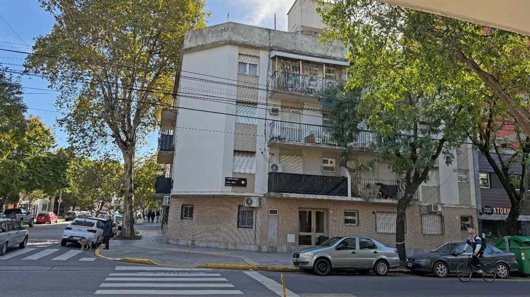 DPTO. 3 AMB.,FLORES,FTE.,P.B.,LUZ,EXPENSAS BAJAS