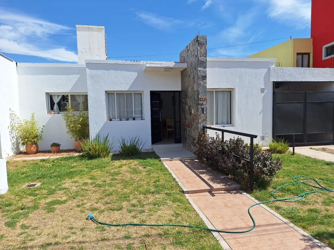 Casa tríplex en venta en Luján de Cuyo