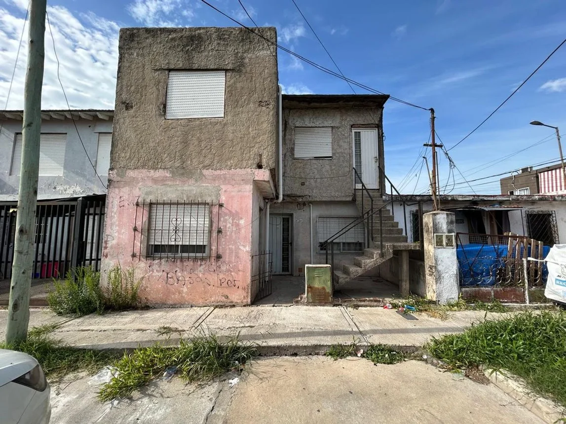 Casa de 3 ambientes en venta en Caseros, Volcán San José 4500