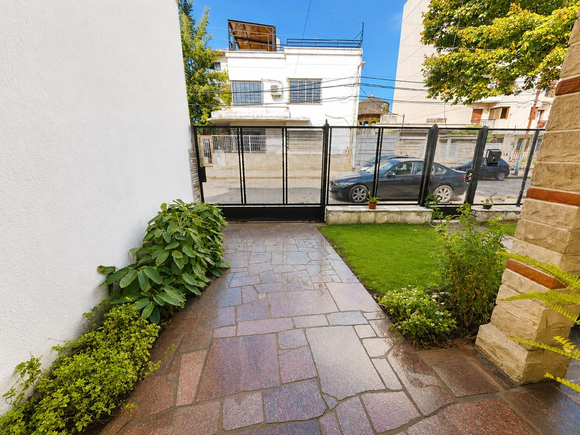 Foto 5 — VENTA CASA 3 AMB JARDÍN Y COCHERA BERNAL CENTRO