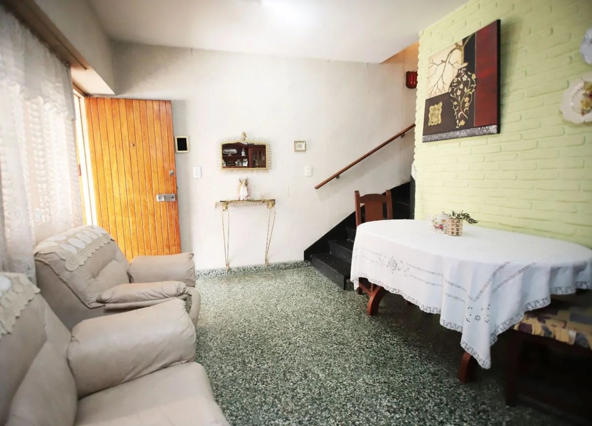 Casa en venta en Villa Luzuriaga, Ombú 200