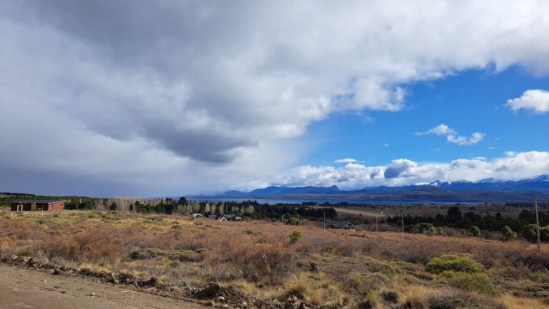 Amplio terreno con vista al lago