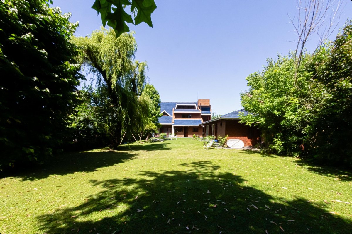 Casa en venta - Pacheco - 5 amb - Quincho y jardín