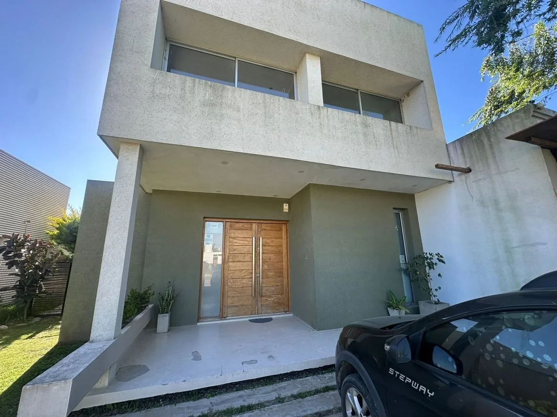 Casa de 5 ambientes en venta en City Bell, 459 E/ 11 y 12 0
