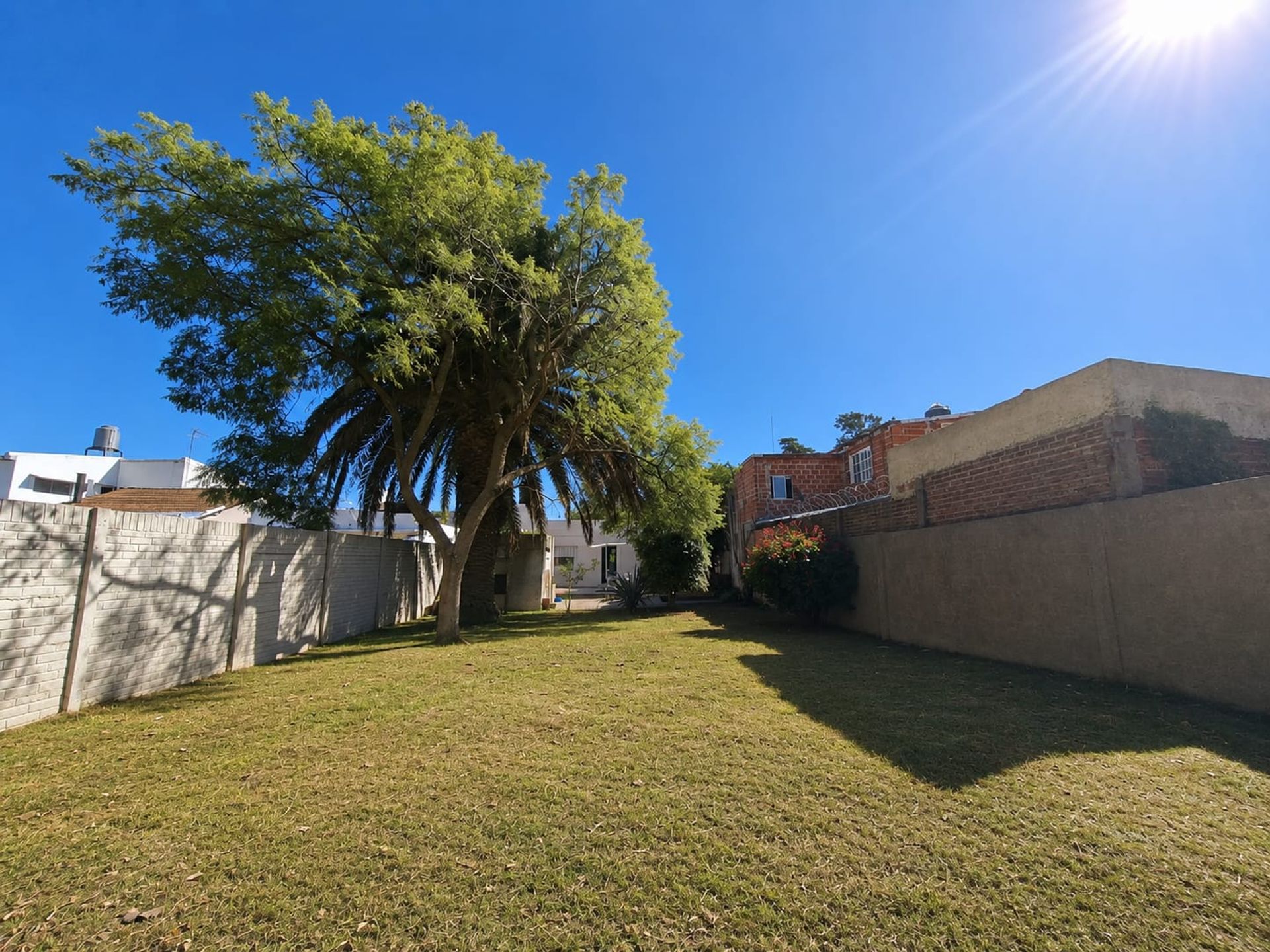 VENTA CASA 3 AMB CON PARQUE, BERNAL ESTE.APTA CRED