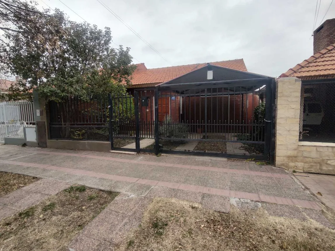 Casa de 3 ambientes en alquiler en Neuquén, Islas Malvinas 1400, foto 2