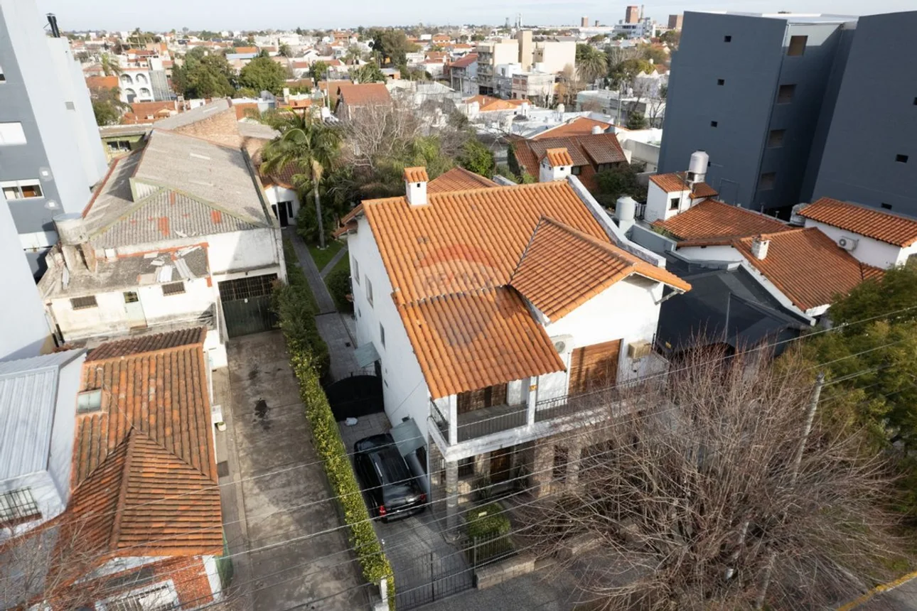 Casa de 6 ambientes en venta en Bernal Este, Zapiola 300, foto 2