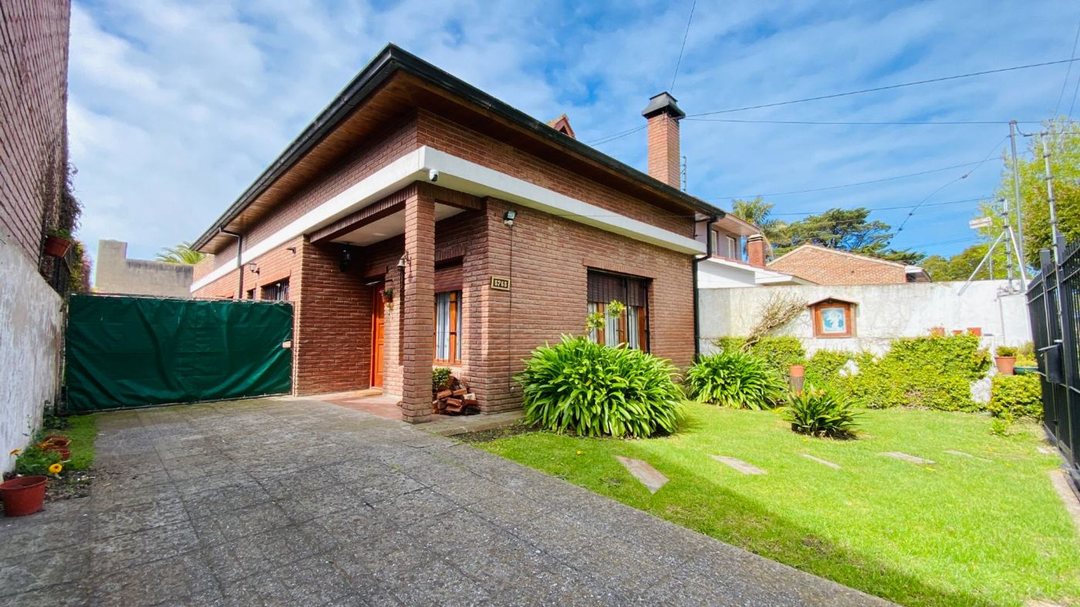 VENTA CASA CON GARAGE QUINCHO Y PARQUE EN CAISAMAR
