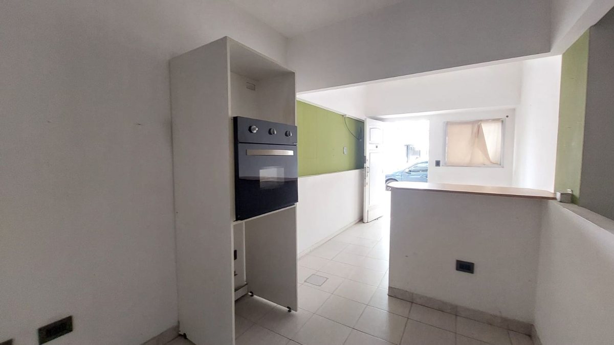 Foto 6 — VENTA LOCAL CON COCINA Y BAÑO EN LINIERS