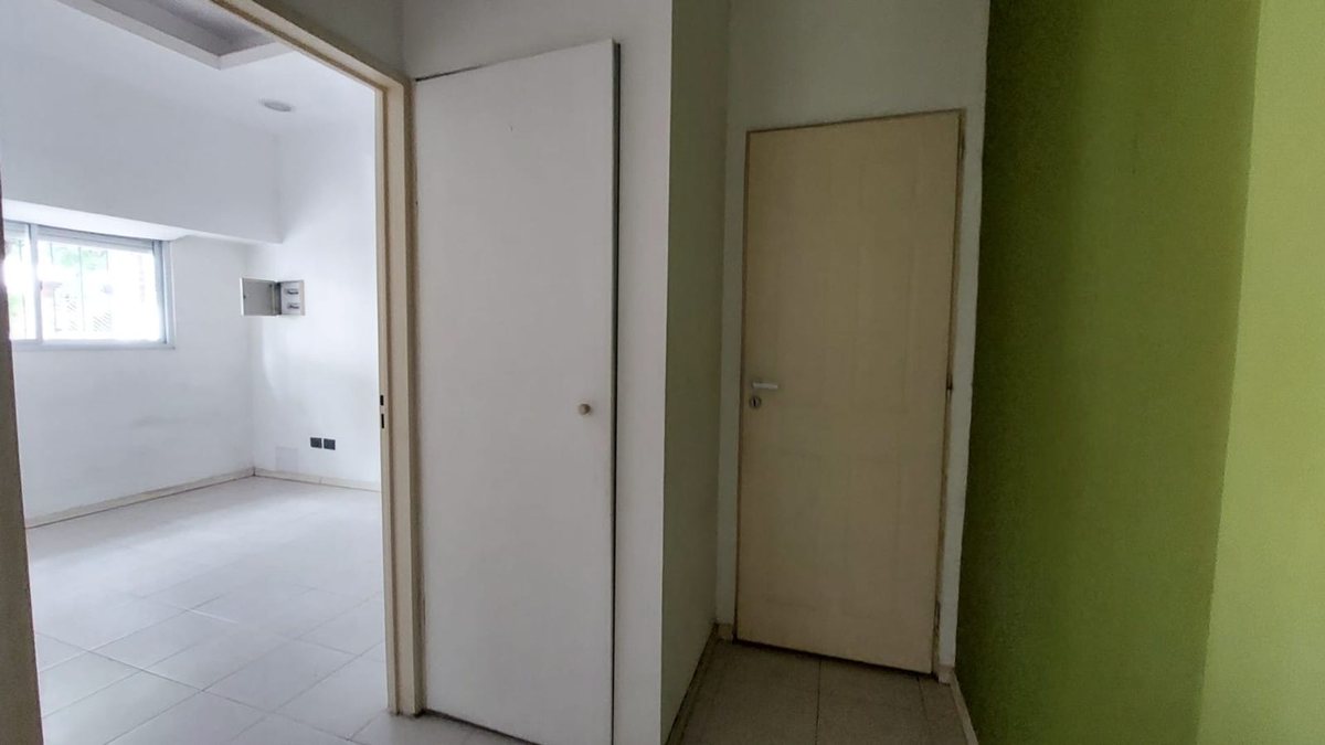 Foto 8 — VENTA LOCAL CON COCINA Y BAÑO EN LINIERS