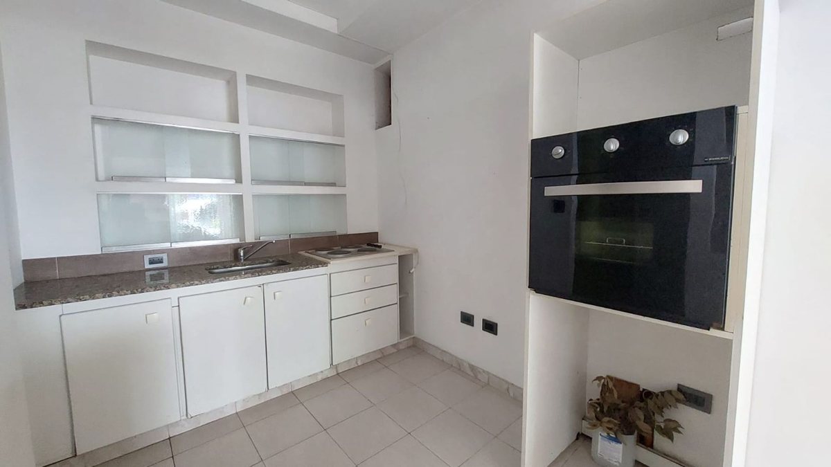 Foto 4 — VENTA LOCAL CON COCINA Y BAÑO EN LINIERS