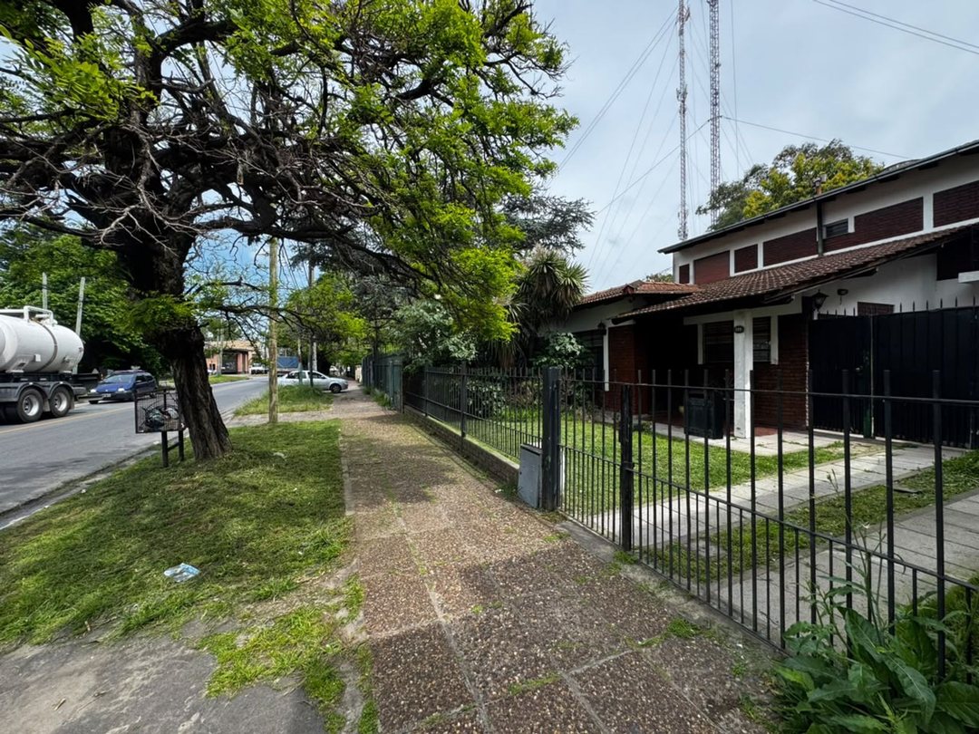 CASA 4 AMBIENTES VENTA PILETA AMPLIO LOTE Y GARAJE