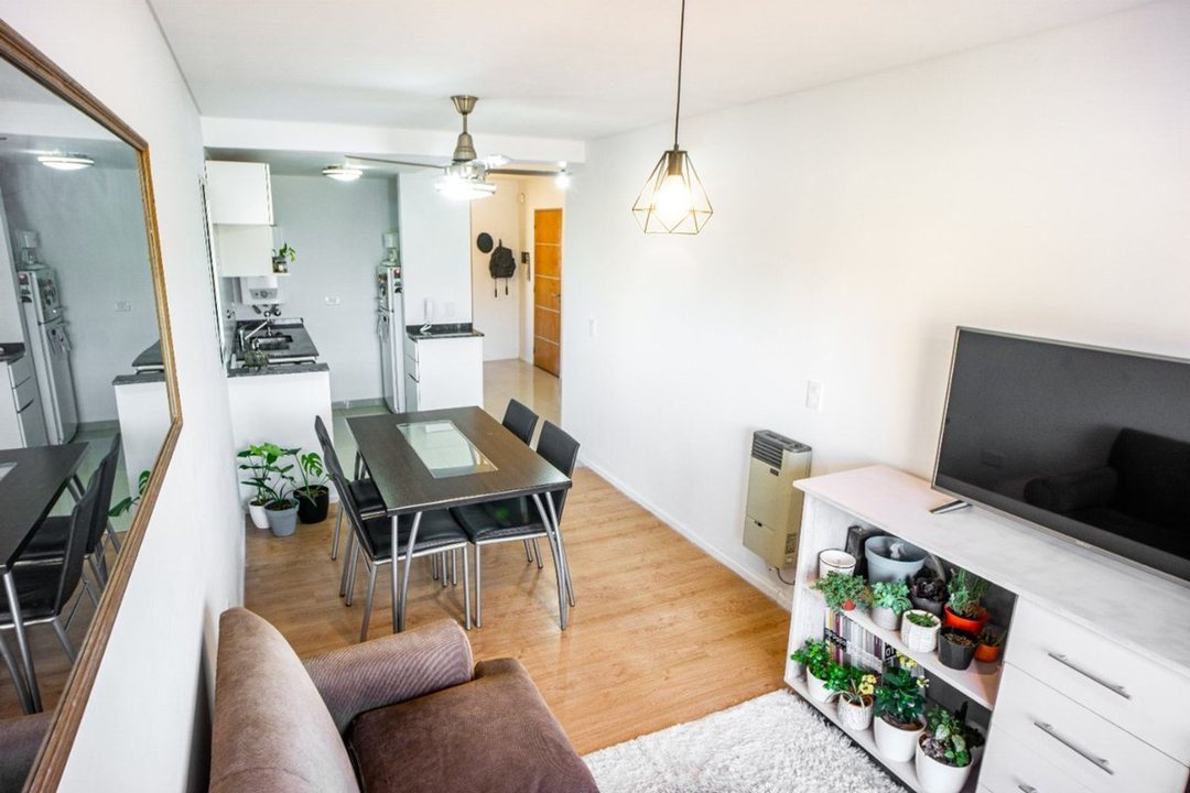 VENTA DEPARTAMENTO DOS DORMITORIOS. BALCON. ABASTO