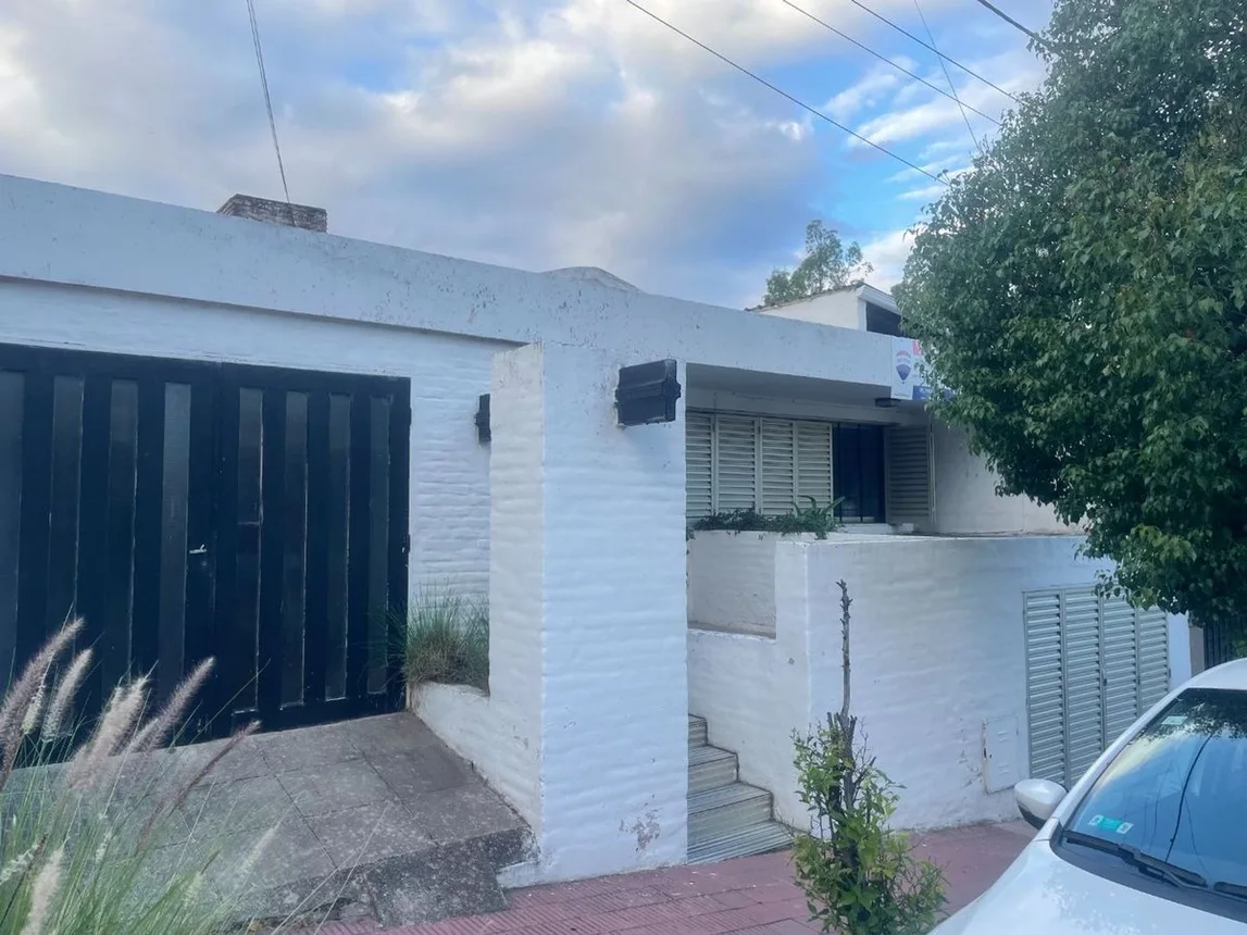 Casa de 8 ambientes en venta en Córdoba, Chiquiraya 5600