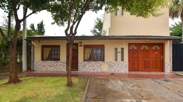 CASA EN VENTA 4 DORMITORIOS. NAVE INDUSTRIAL