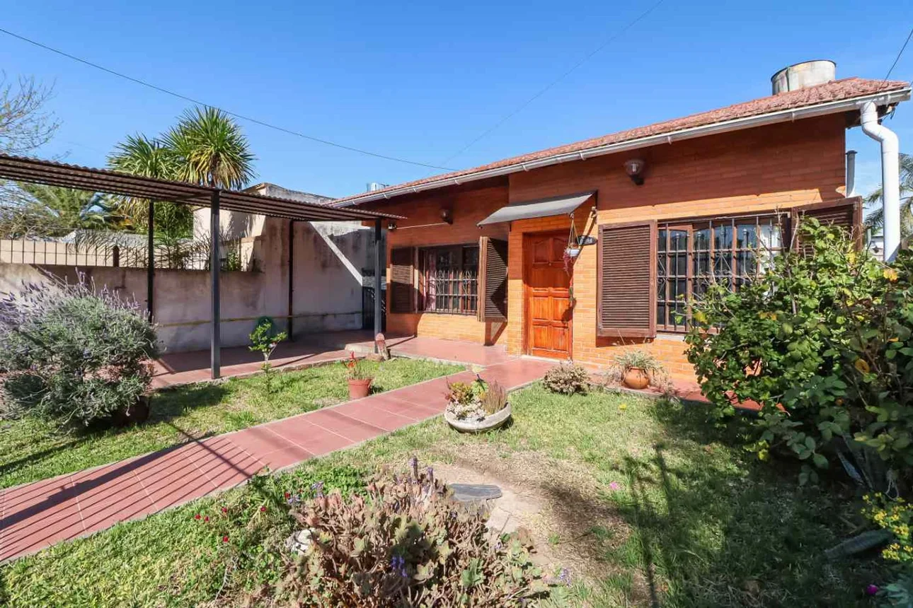 Casa de 5 ambientes en venta en Temperley, Quilmes 2200, foto 2
