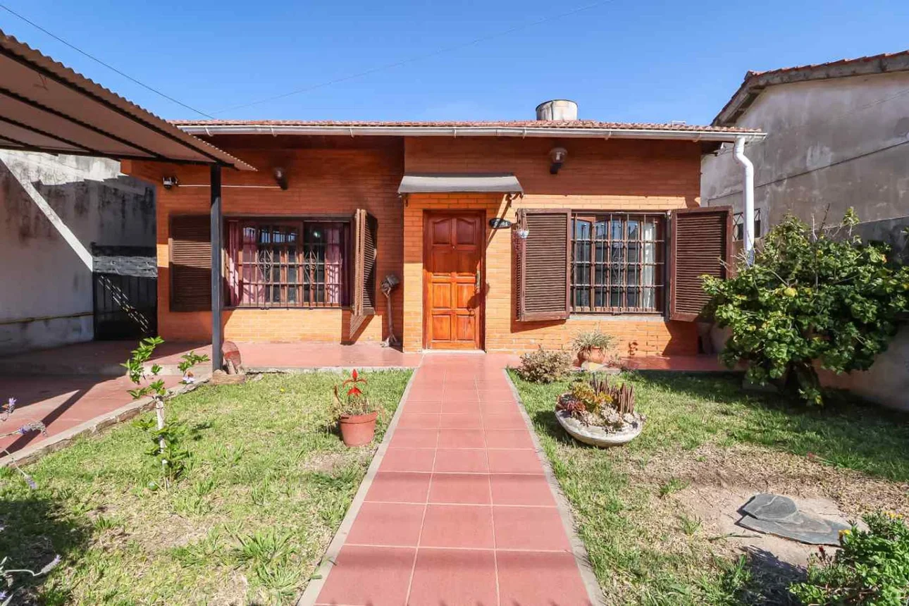 Casa de 5 ambientes en venta en Temperley, Quilmes 2200, foto 3
