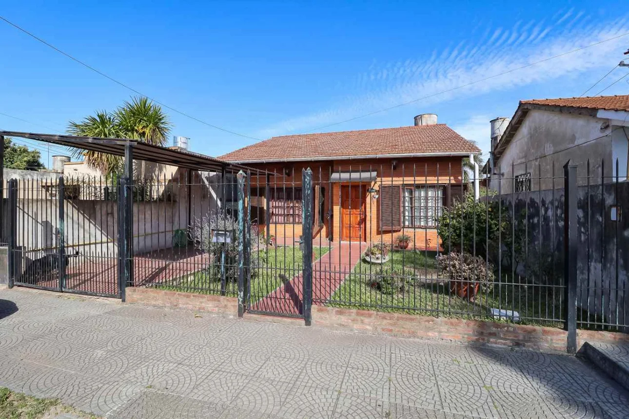 Casa de 5 ambientes en venta en Temperley, Quilmes 2200