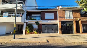 VENTA CASA 4 DORMITORIOS, COCHERA Y PATIO