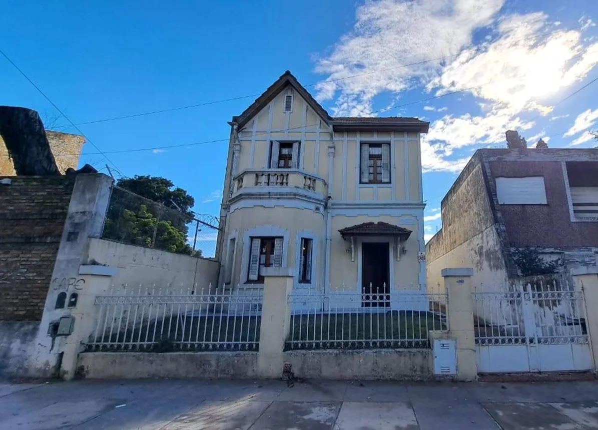 Casa de 5 ambientes en venta en Villa Lugano, Aquino 5800