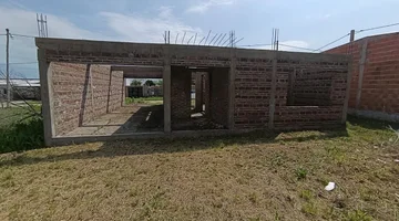 Casa en construcción en lote de 300m. San Benito