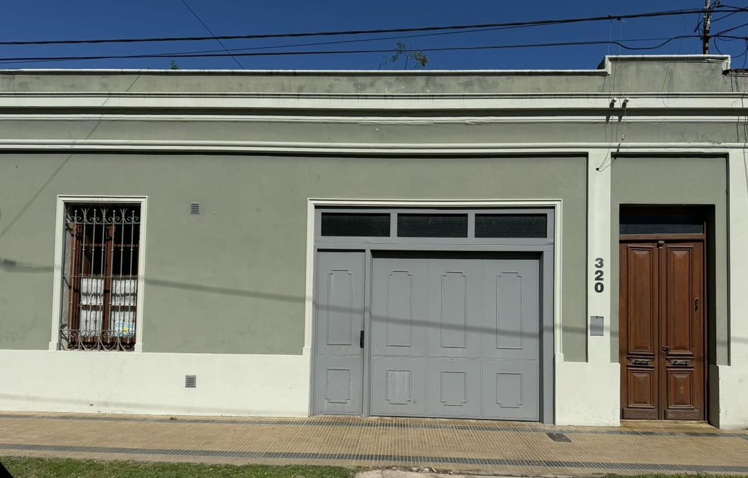 SE VENDE: HERMOSA CASA ANTIGUA - B° CENTRO III