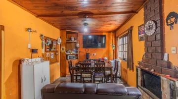 Venta de casa dos dormitorios con cochera en Pando