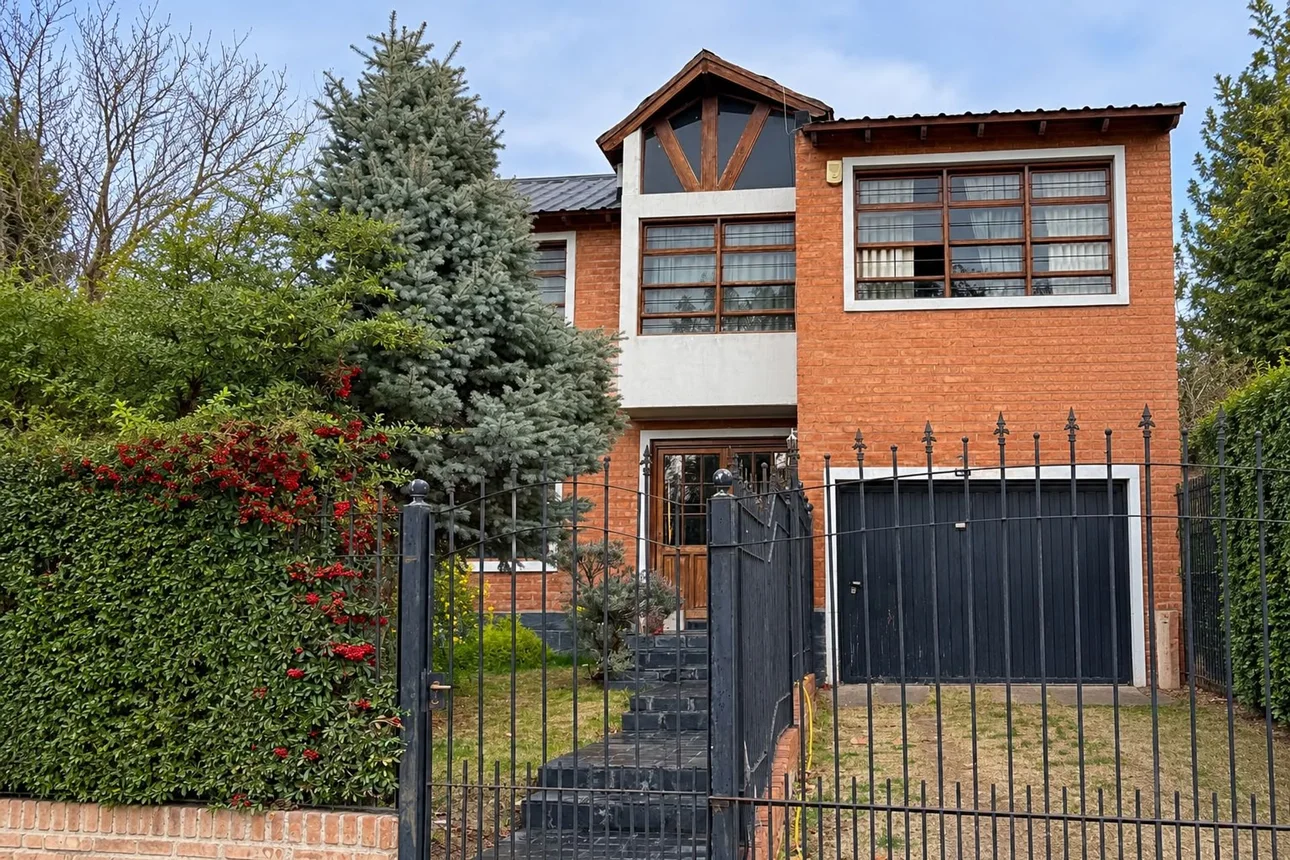 Casa dúplex de 3 ambientes en venta en Neuquén, Basavilbaso 1300