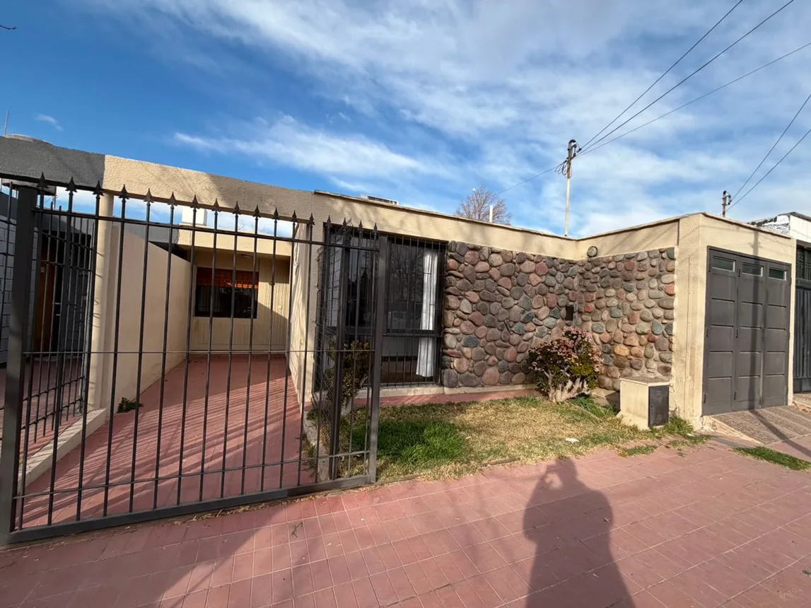 Casa de 6 ambientes en venta en Godoy Cruz, Las Calandrias 600